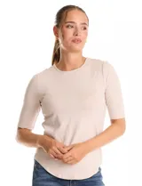 Remera básica de cuello redondo y manga corta, con ruedo redondeado. Confeccionada en tejido suave con caída.