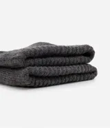 Guantes de punto en color gris oscuro, con diseño clásico y puños acanalados para un ajuste cómodo.