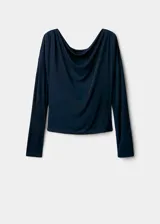 Top de manga larga en color negro, con diseño recto y cuello drapeado. Confeccionado en tejido fluido con acabado ligeramente satinado.