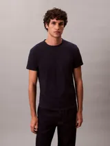 Remera de manga corta Calvin Klein, confeccionada en tejido liquid stretch de algodón con elastano. Presenta cuello redondo y logo de la marca bordado sutilmente en el pecho.