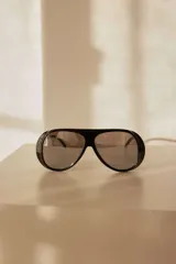 Lentes de sol de diseño envolvente con armazón de acetato negro y formato amplio tipo aviador con puente superior integrado.