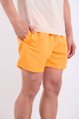 Short de baño color verde, de corte clásico y diseño liso, ideal para actividades acuáticas.