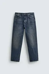 Pantalón jeans straight ankle fit de tiro medio, confeccionado en denim de algodón con efecto lavado. Presenta diseño de cinco bolsillos y cierre frontal con cremallera y botón.