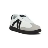 Championes urbanos Austral modelo Boreal para mujer, en color blanco con detalles en negro y puntera gris de gamuza, con suela oscura de goma.