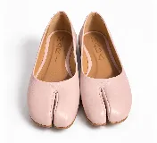 Zapatos tipo Tabi de cuero color celeste, con diseño de punta dividida característico y plantilla marrón de la marca Mari.