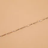 Pulsera semirrígida de plata 925, compuesta por una cadena fina con pequeñas esferas intercaladas a lo largo de toda la pieza.