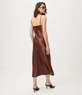 Vestido slip midi satinado color negro, con escote en V, breteles finos regulables y caída fluida.