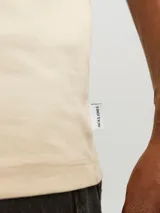 Remera de manga corta y cuello redondo con corte regular, confeccionada en tejido jersey de algodón orgánico.