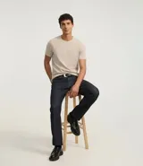 Remera masculina de corte slim, confeccionada en algodón acanalado con cuello redondo y manga corta. Presenta una textura de rayas verticales en relieve que aporta ligereza y comodidad.