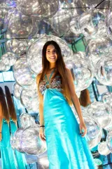 Vestido largo de fiesta color celeste, con top de lentejuelas doradas, argolla en el busto, breteles finos y espalda descubierta.