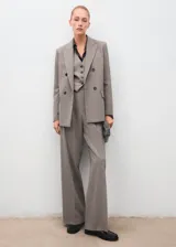 Pantalón gris de tiro medio, con diseño recto y largo, confeccionado en mezcla de lana con forro interior y cierre de cremallera lateral.