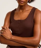 Musculosa marrón de rib con escote redondo y media vista con botones.