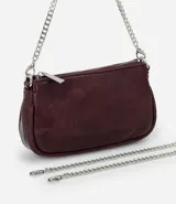 Cartera bandolera compacta de cuero sintético color negro, con cierre superior y doble correa de cadena metálica, una corta para el hombro y una larga ajustable.