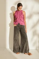 Jean de corte wide leg, tiro alto y diseño super amplio con botamanga sin costura y flecos. Color azul clásico.