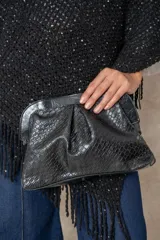 Cartera tipo sobre de cuero sintético negro con textura de efecto reptil y diseño fruncido en la parte superior. Cuenta con un marco rígido y cierre superior.