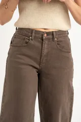 Pantalón jean de tiro alto con corte wide leg, color marrón, de diseño clásico y botamanga ancha.
