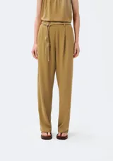 Pantalón de corte recto color beige con pinzas en la parte delantera y tira ajustable a modo de cinturón con nudos decorativos.