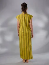 Vestido largo de lino y algodón con diseño de rayas verticales en tonos mostaza y verde. Presenta escote en V, cuello solapa ancho, mangas cortas con diseño capa, corte recto y lazo ajustable en la cintura.