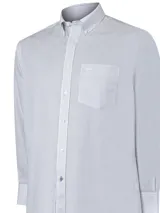 Camisa de manga larga RKF de corte regular fit, con diseño a rayas finas en tonos celestes y grises. Presenta cuello button-down, cierre frontal con botones, un bolsillo en el pecho con el logo bordado y detalles bordados en el puño.