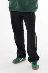 Pantalón de jogging negro de felpa con corte recto, tiro medio, línea lateral blanca y logo VERNAL bordado.