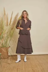 Saco corto color marrón con cuello solapa, cierre de botones frontales y dos bolsillos de parche en la parte delantera.