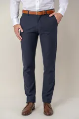 Pantalón de tencel de corte clásico, color beige, con bolsillos laterales y traseros.