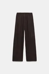 Pantalón rústico color marrón oscuro, de tiro alto, con cintura elástica y cordón ajustable, y pierna ancha.