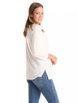 Blusa de modal marca Ruby Rd. con cuello a la base y mangas tres cuartos. Presenta un detalle frontal vertical de puntilla con tachas decorativas.
