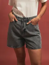 Short de denim gris claro, tiro alto, con bolsillos delanteros y traseros.