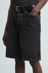 Bermuda de denim de algodón, color verde claro lavado, de corte recto y tiro medio. Presenta cinco bolsillos y cierre frontal con cremallera y botón.