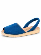 Sandalias de gamuza color azul, tipo menorquinas, con suela plana de goma y tira trasera para sujeción.