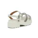 Sandalias de plataforma negra con suela dentada, tiras cruzadas en el empeine cubiertas de strass plateado y pulsera al tobillo con hebilla metálica.