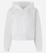 Campera rompevientos deportiva blanca, confeccionada en poliamida, con capucha, cierre delantero en cremallera, tirador gomoso y puños ajustados.