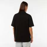 Camisa negra de manga corta con cuello solapa y cierre abotonado.