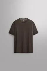 Camiseta de running Zara Athleticz confeccionada en tejido técnico semitransparente, ligero y elástico. Presenta cuello redondo, manga corta y bajo con aberturas laterales con acabados termofijados.