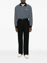 Remera tipo polo de manga larga, con cuello y patrón de rayas horizontales en azul marino y blanco.