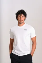 Remera de manga corta y cuello redondo, color blanco, con logo de la marca Original Penguin estampado en pequeño en el pecho.