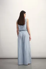 Pantalón palazzo a rayas verticales color verde y blanco.