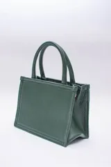 Cartera pequeña color beige, con diseño acolchado en forma de rombos. Tiene doble asa corta y correa larga desmontable y regulable.