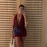 Vestido corto de microtul en doble tela, con diseño estampado efecto batik en tonos bordó y azul. Presenta escote halter drapeado muy pronunciado y corte ceñido al cuerpo.