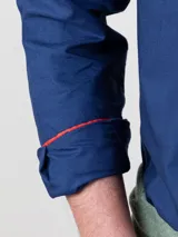 Camisa azul marino de hombre, marca El Ganso, confeccionada en algodón 100%, con cuello button-down, corte regular fit, manga larga terminada en puño simple y cierre con botones.