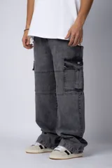 Pantalón jean cargo de corte oversize y tiro medio, con bolsillos laterales tipo cargo y costuras reforzadas en las rodillas.