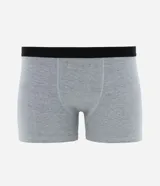 Set de tres calzoncillos tipo bóxer en color negro, gris y azul, confeccionados en algodón con elastano y cintura elástica.