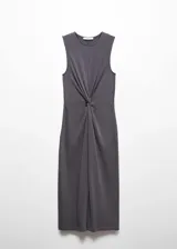 Vestido midi sin mangas de algodón, con cuello redondo y diseño recto. Presenta un detalle de nudo central que genera un efecto drapeado en la parte frontal.