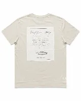 Remera Brooksfield de corte regular y manga corta, color beige, con un gran parche rectangular estampado en la espalda que presenta texto descriptivo y una ilustración de un bote.