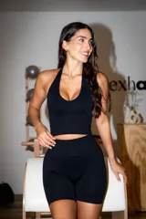 Musculosa deportiva de cuello halter, confeccionada en tejido mate ajustado al cuerpo.