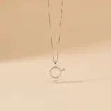Collar de cadena fina con dije que combina los símbolos de género masculino y femenino en plata 925.