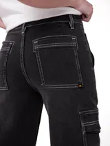Pantalón cargo de jean gris oscuro con tiro alto, corte relajado, bolsillos laterales con solapa y costuras pespunteadas en contraste.