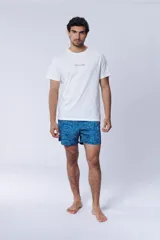 Short de baño azul con estampado geométrico en blanco.