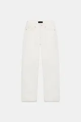 Jeans de tiro alto y corte recto de pernera larga, con diseño clásico de cinco bolsillos y costuras en contraste. Cierre frontal con cremallera y botón metálico.